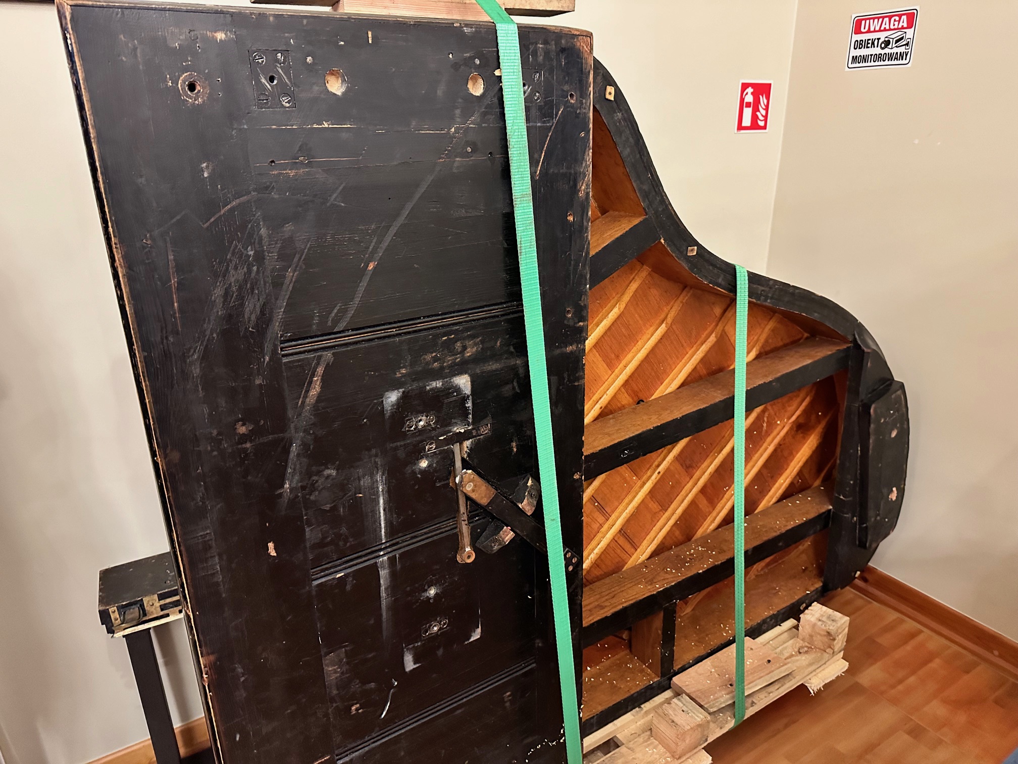 Fortepian 4 widok od spodu